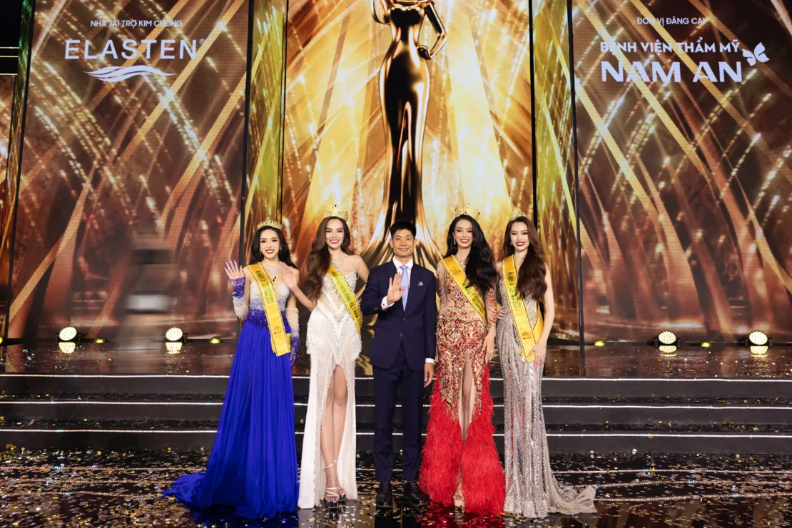 Ông Nguyễn Hồng Tú - Giám đốc Điều hành Power English cùng top 5 Miss Grand Vietnam 2023