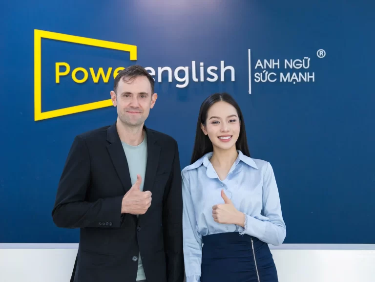 Hoa hậu Thanh Thủy chụp ảnh cùng giáo viên tại văn phòng Power English