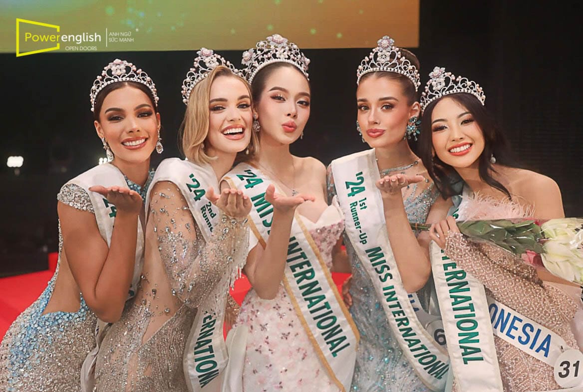 Hoa hậu Thanh Thủy chụp ảnh kỷ niệm cùng các người đẹp tại Miss International 2024