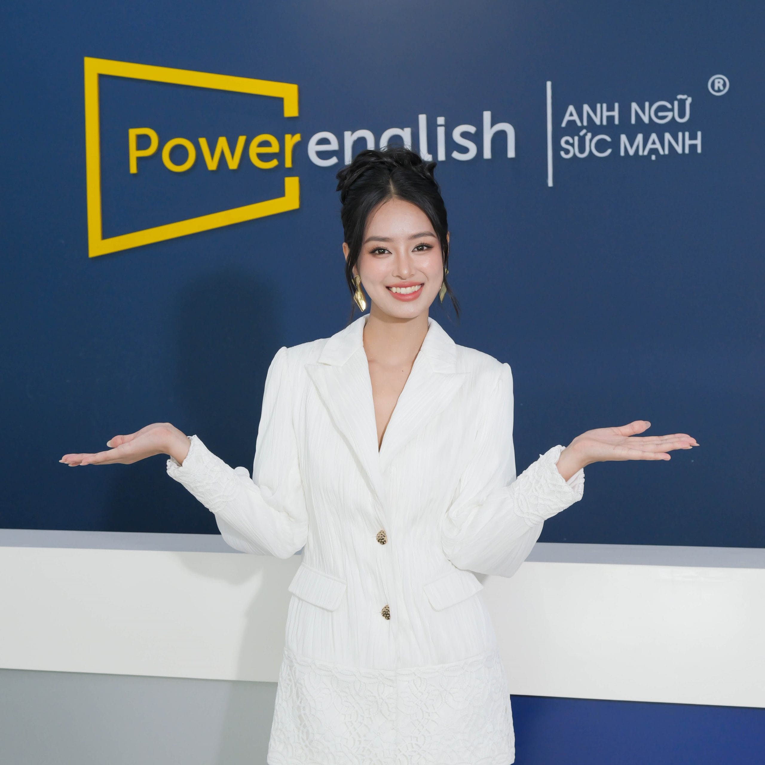 Bùi Khánh Linh tại văn phòng của Power English