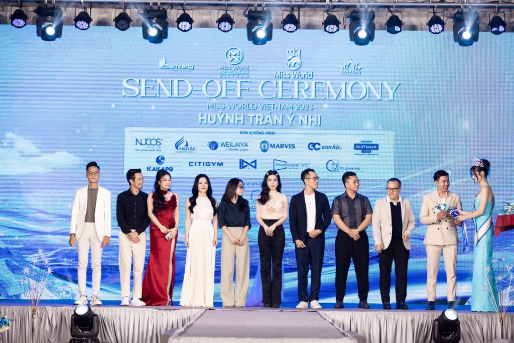 Mr. Trần Minh Hiếu - đại diện Power English cùng Hoa hậu Ý Nhi tại lễ Senfd-Off Ceremony