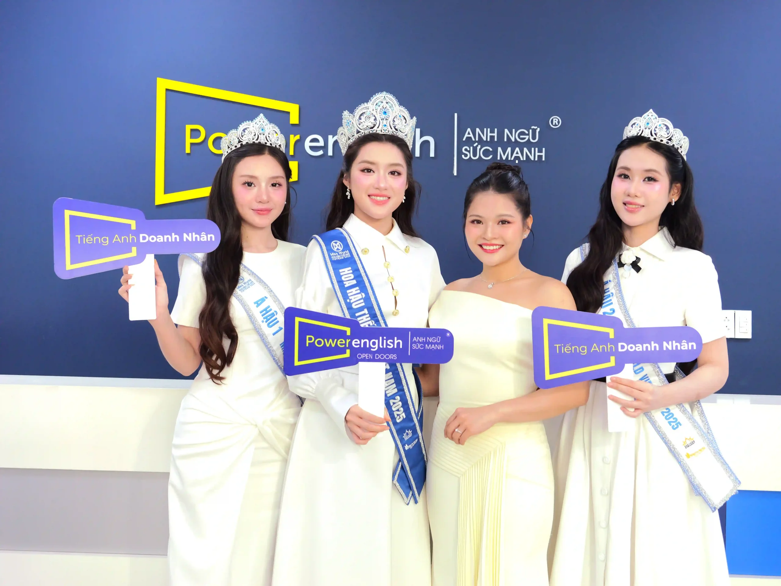 Top 3 Miss World Vietnam 2025 cùng Ms. Đặng Trần Ngọc - Giám đốc đối ngoại Power English trong buổi gặp gỡ tại Power English