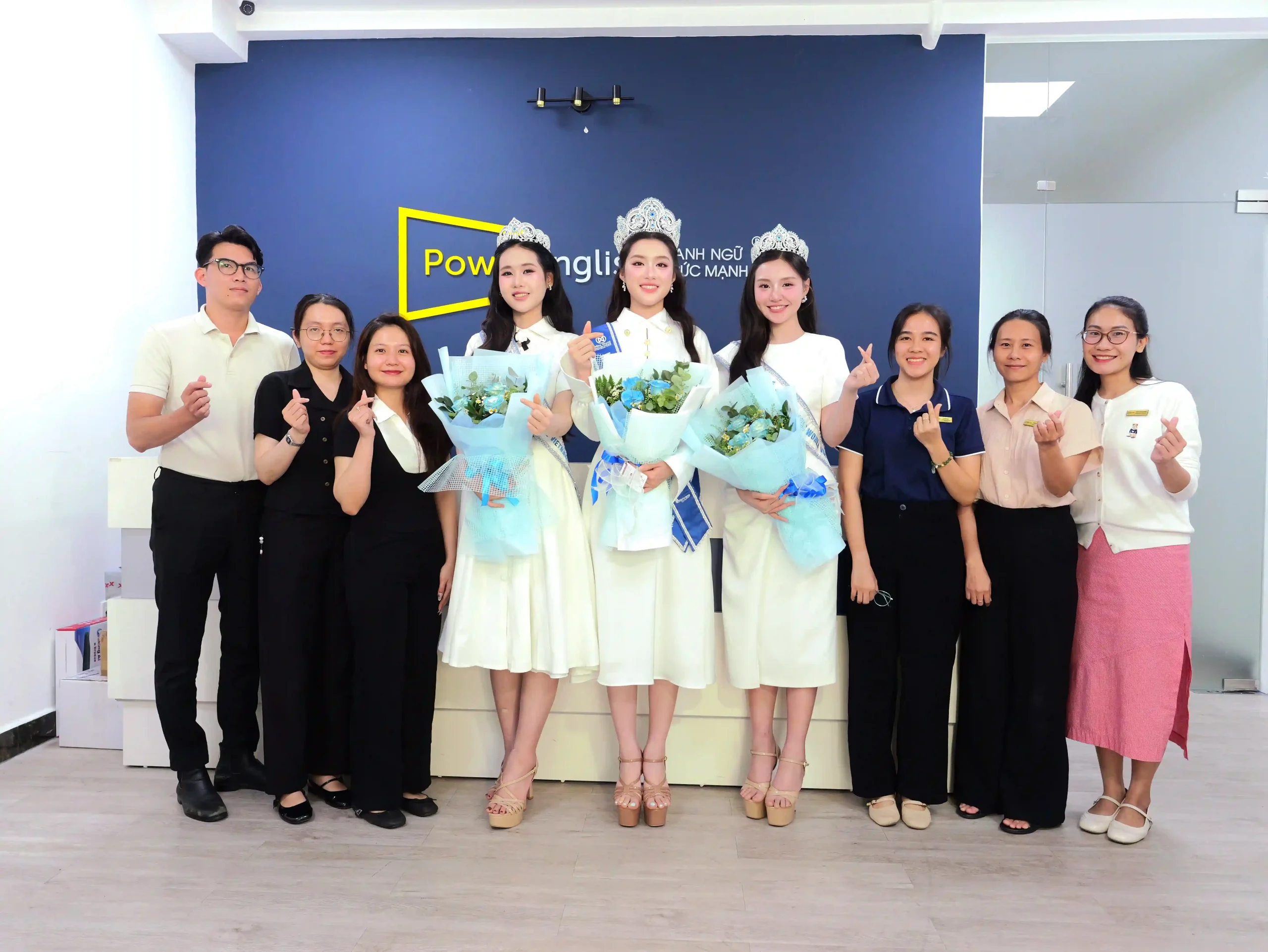 Top 3 Miss World Vietnam 2025 chụp hình cùng đôi ngũ Power English trong buổi gặp gỡ