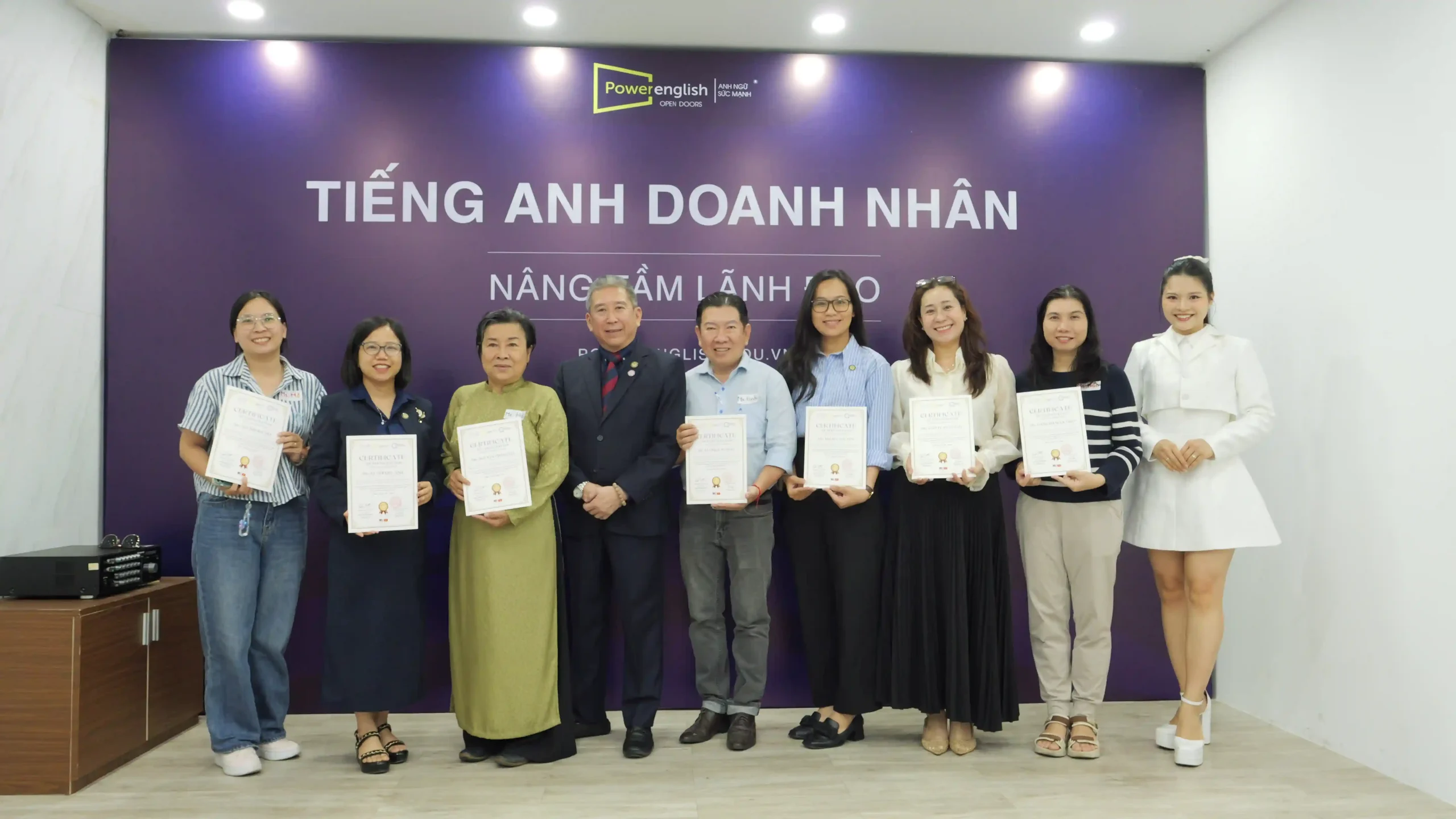 Khách mời và học viên nhận chứng nhận tham gia leadershop workshop