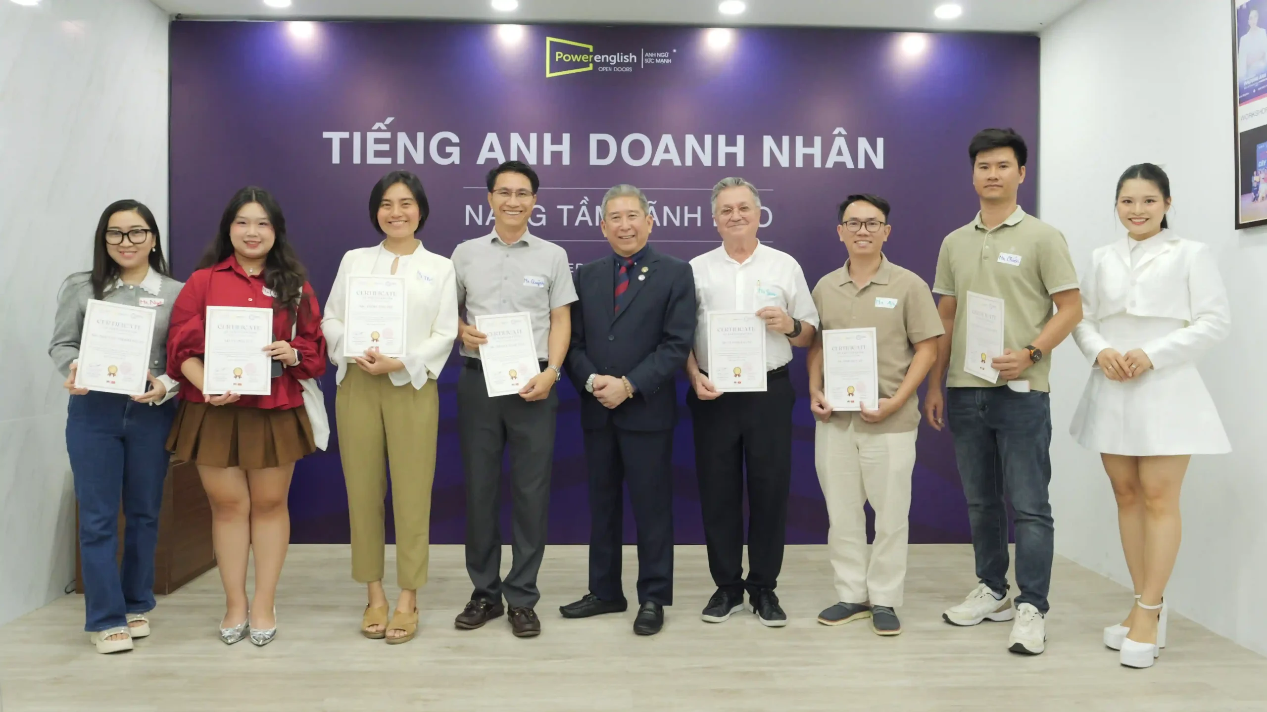 Học viên chương trình Tiếng Anh Doanh Nhân nhận chứng nhận tham gia leadership workshop