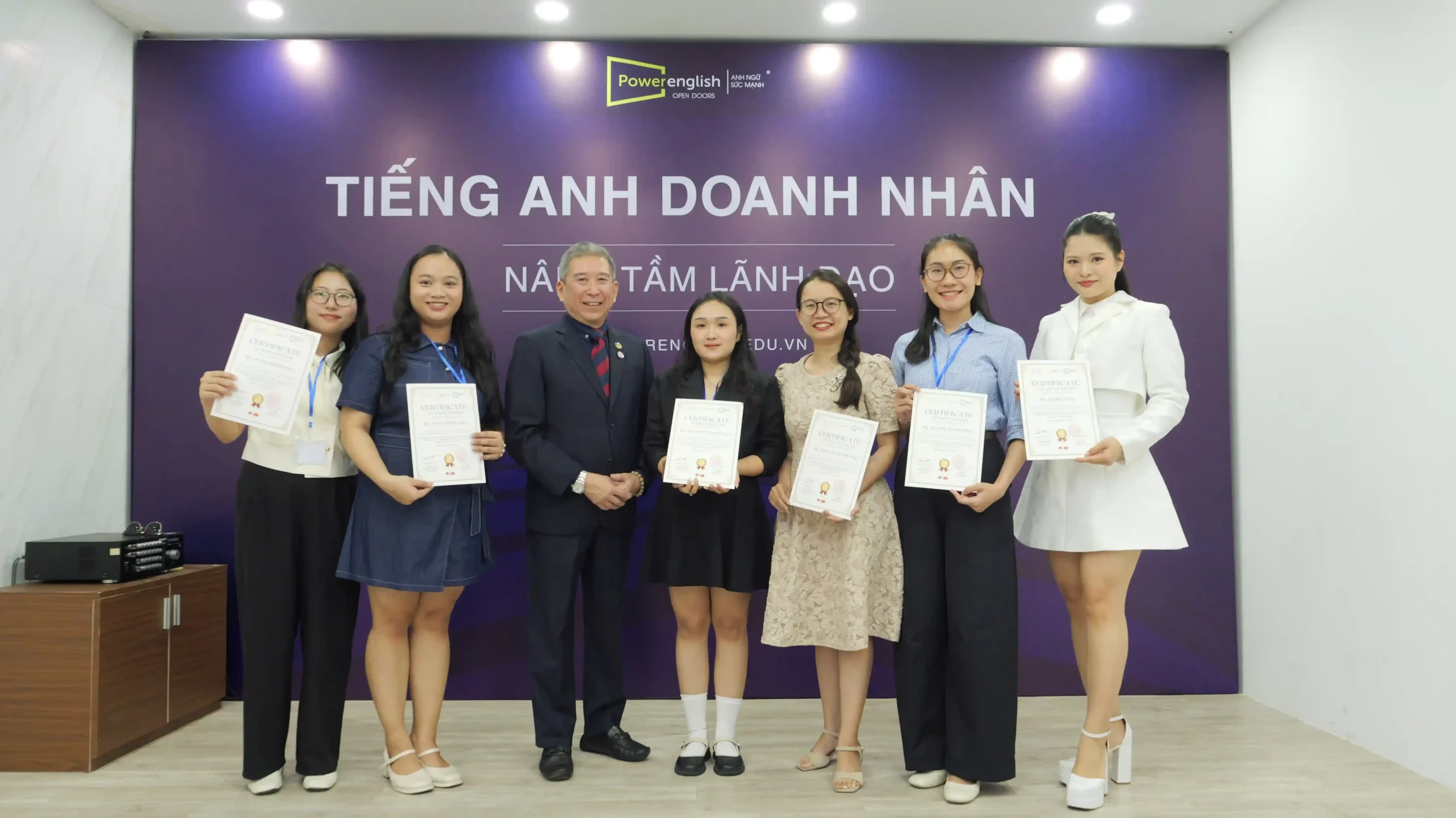 học viên Power English nhận chứng nhận tham gia leadership workshop